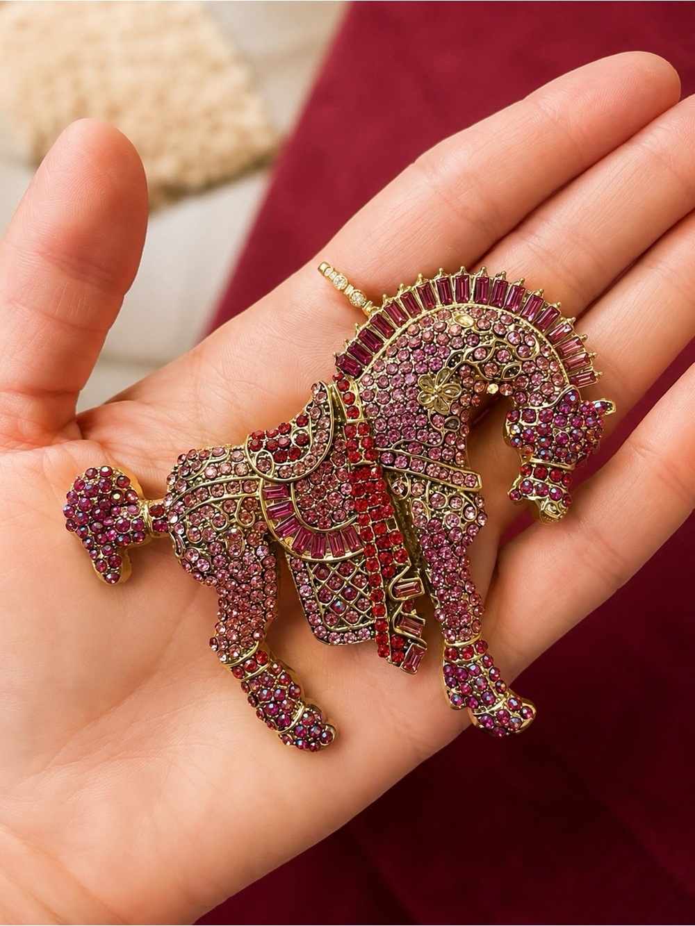 Huge gemstone horse sparkly brooch - Picture 1 of 4